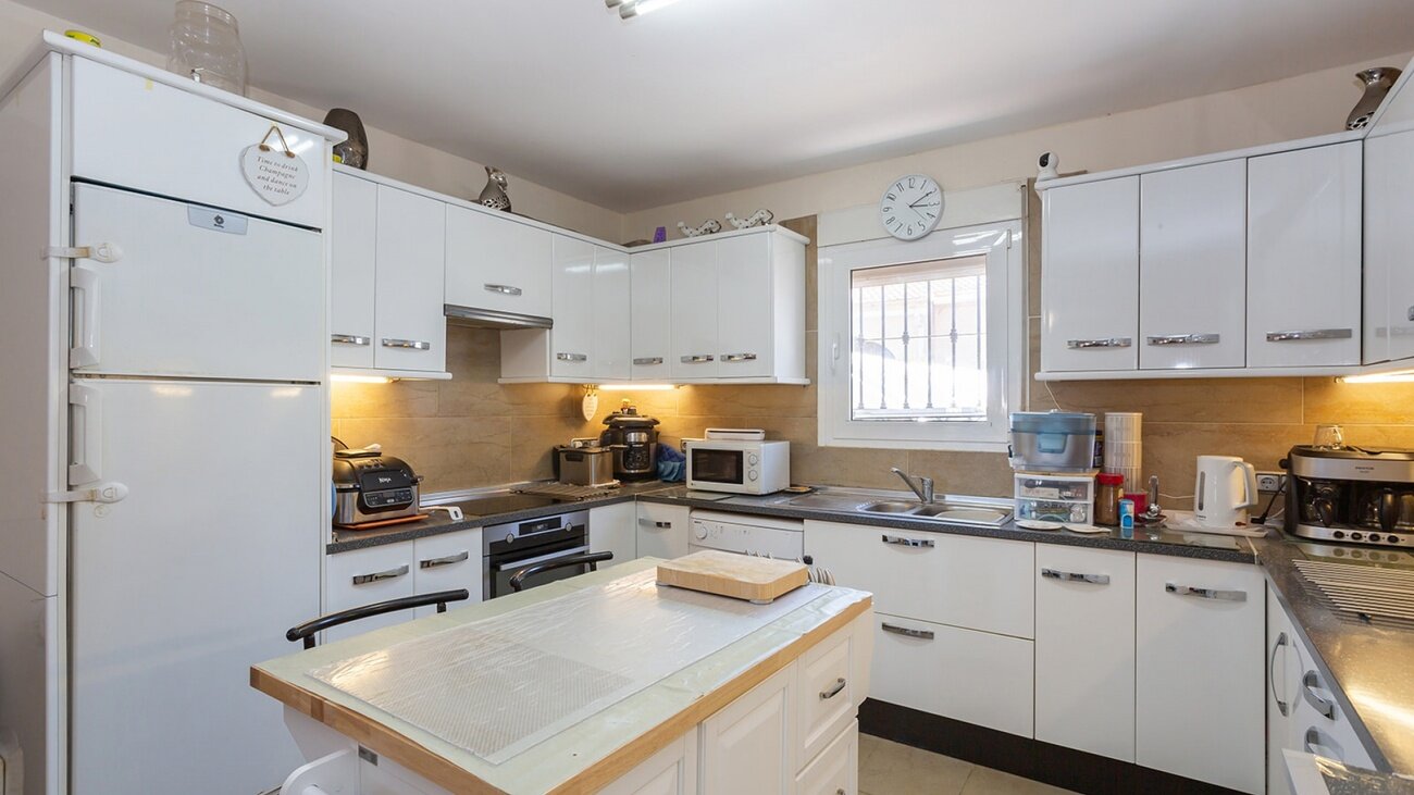 6-Bedroom Villa in Centro, Torrevieja - Image 23