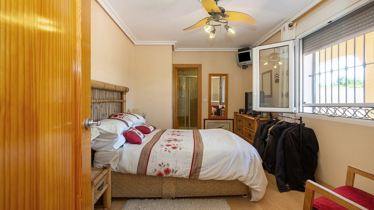 6-Bedroom Villa in Centro, Torrevieja - Image 26