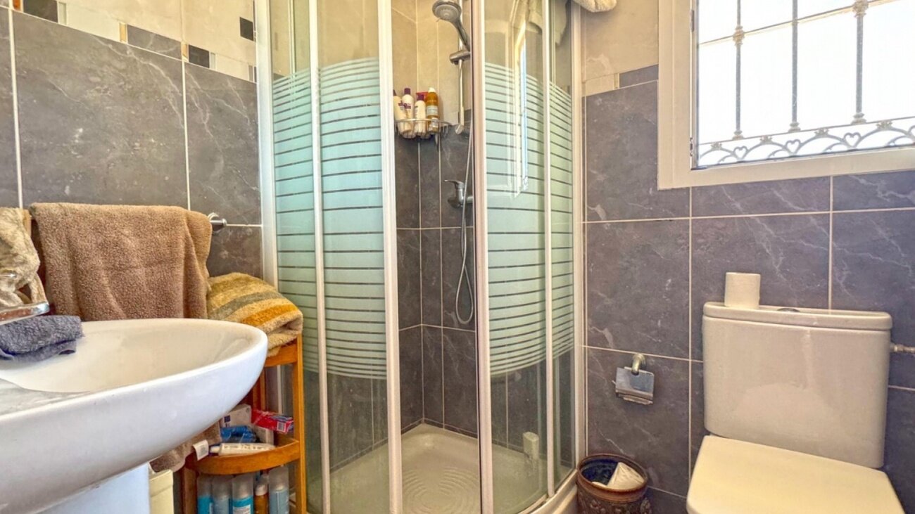 6-Bedroom Villa in Centro, Torrevieja - Image 28