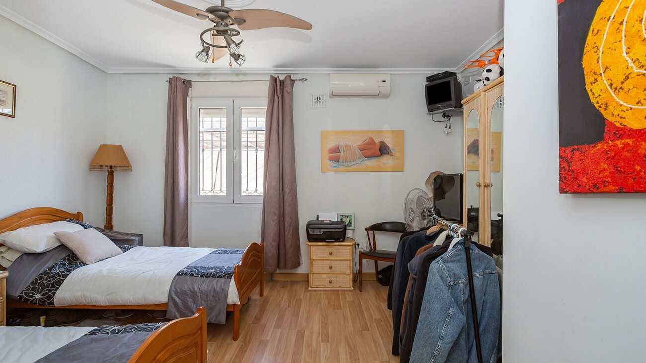 6-Bedroom Villa in Centro, Torrevieja - Image 31