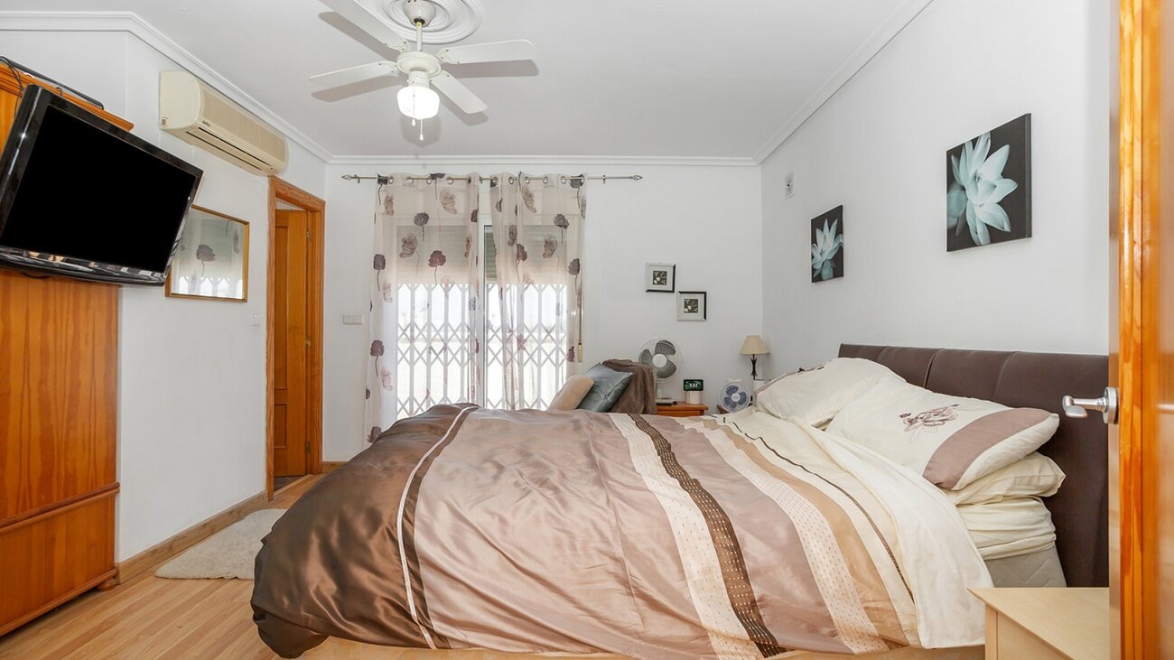 6-Bedroom Villa in Centro, Torrevieja - Image 37