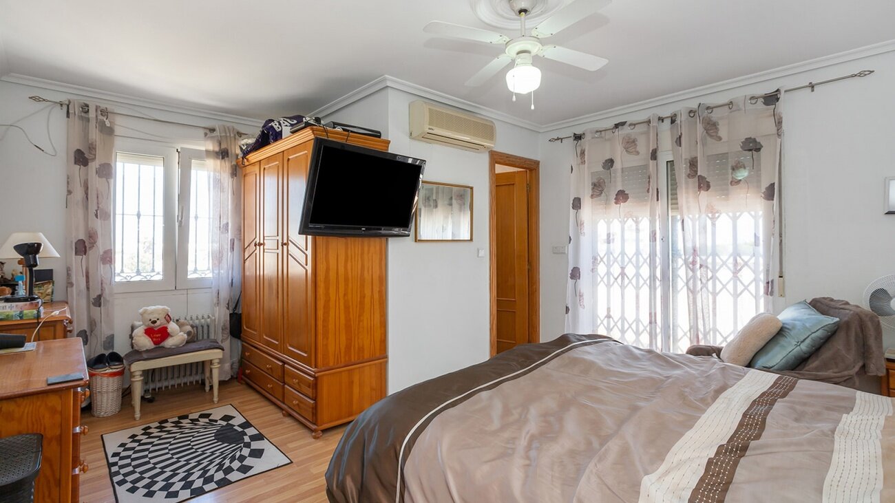 6-Bedroom Villa in Centro, Torrevieja - Image 39