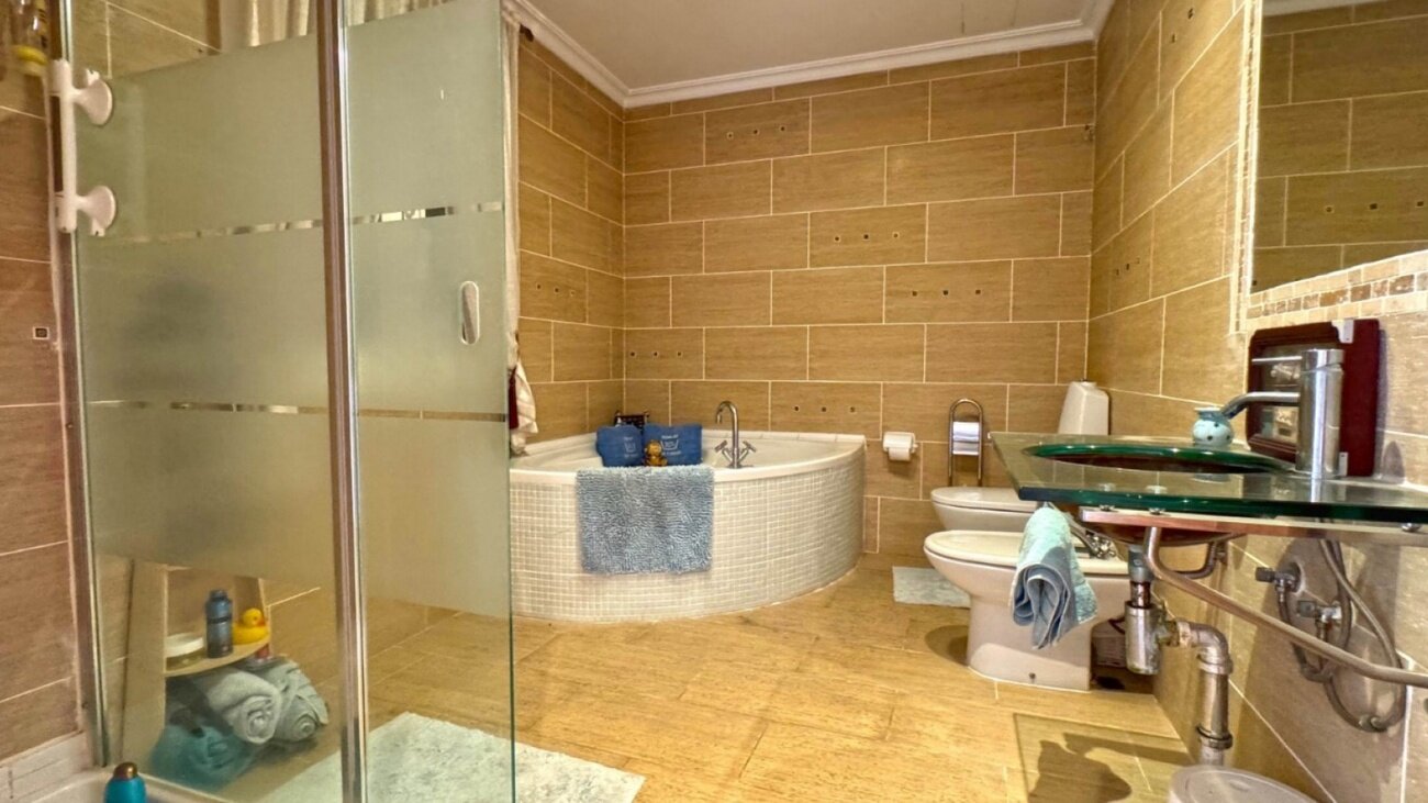 6-Bedroom Villa in Centro, Torrevieja - Image 42