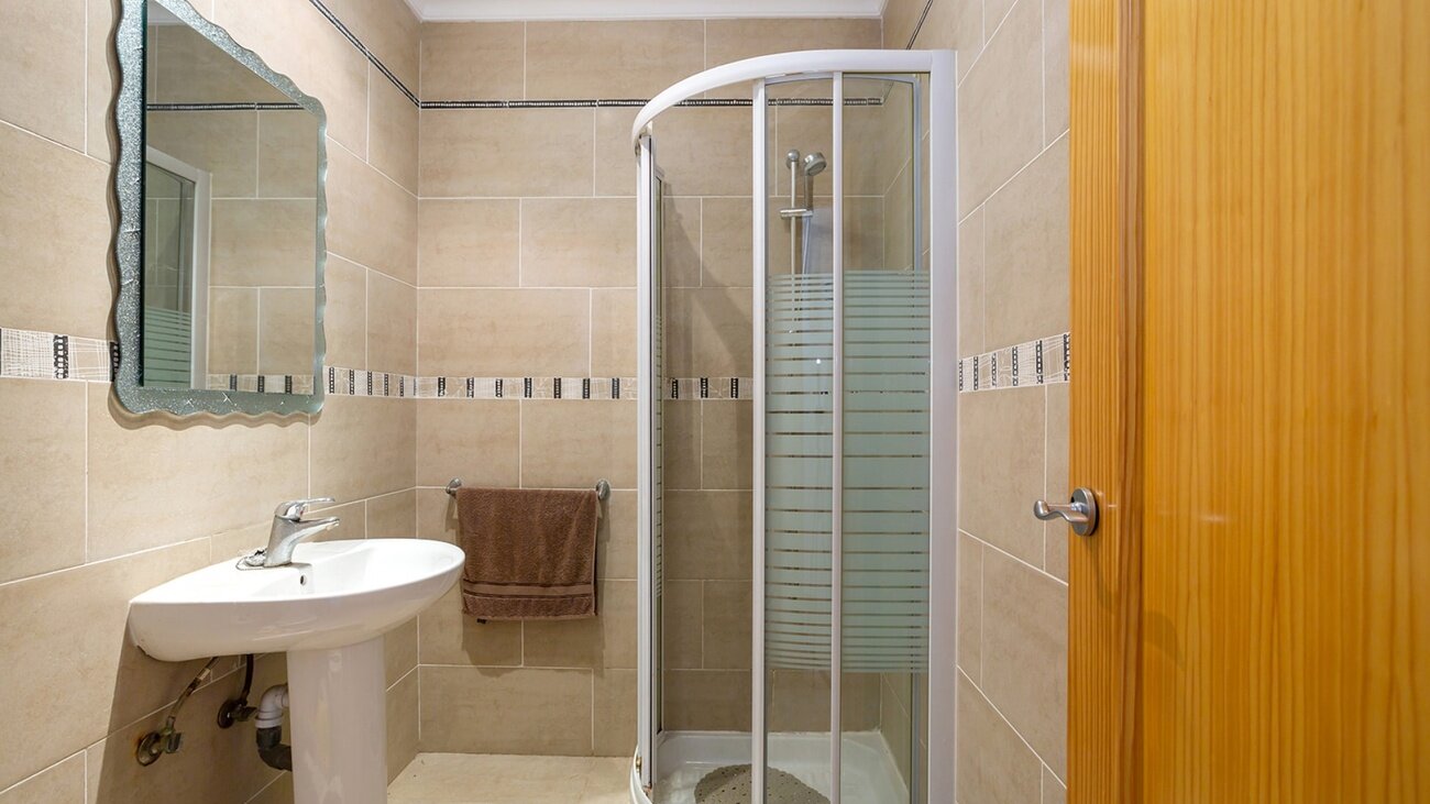 6-Bedroom Villa in Centro, Torrevieja - Image 48