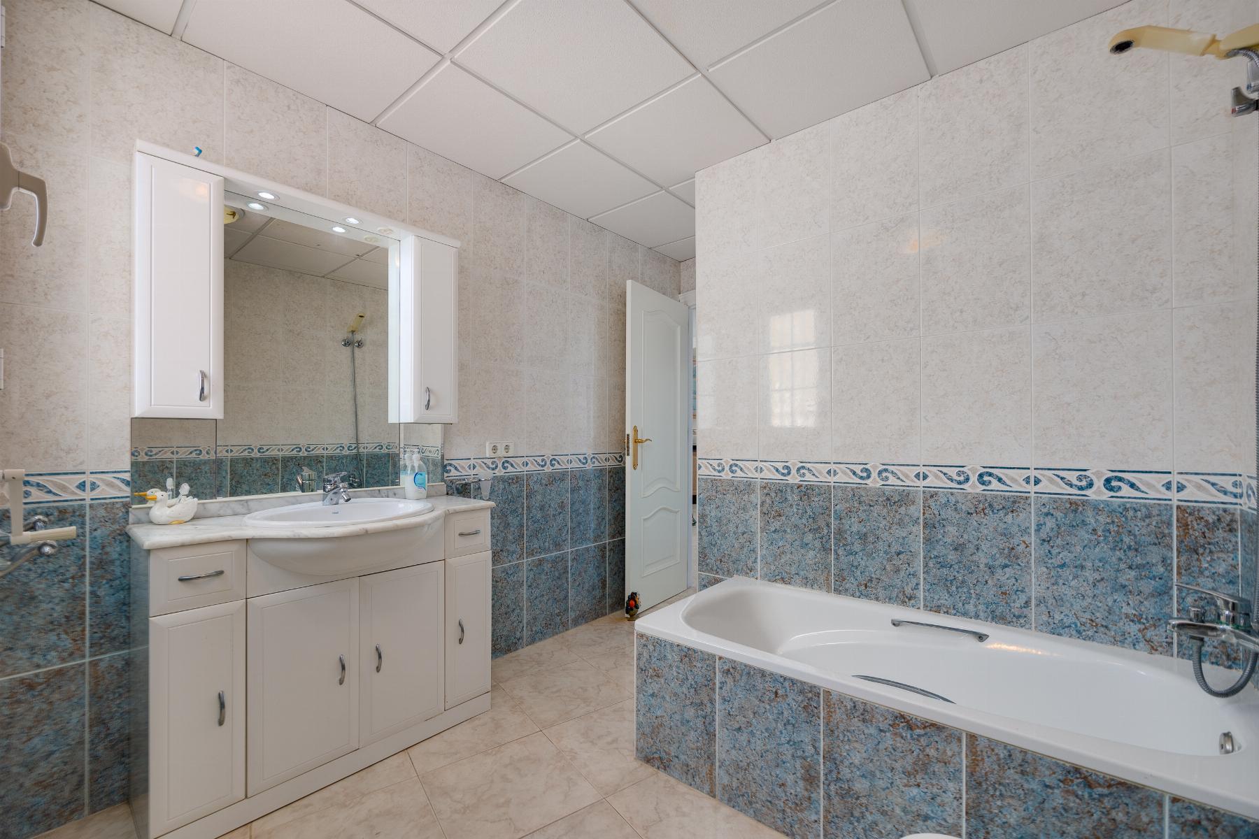 Apartment in Torrevieja - Image 28