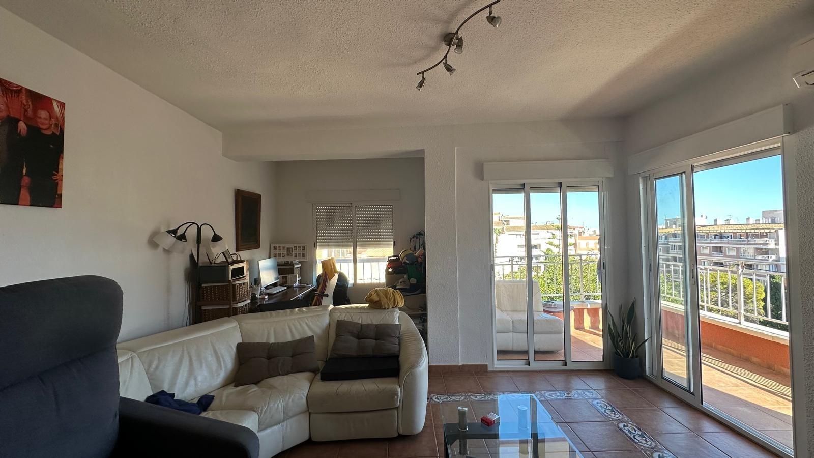 3-Bedroom Apartment in Estacion de Autobuses, Torrevieja - Image 4