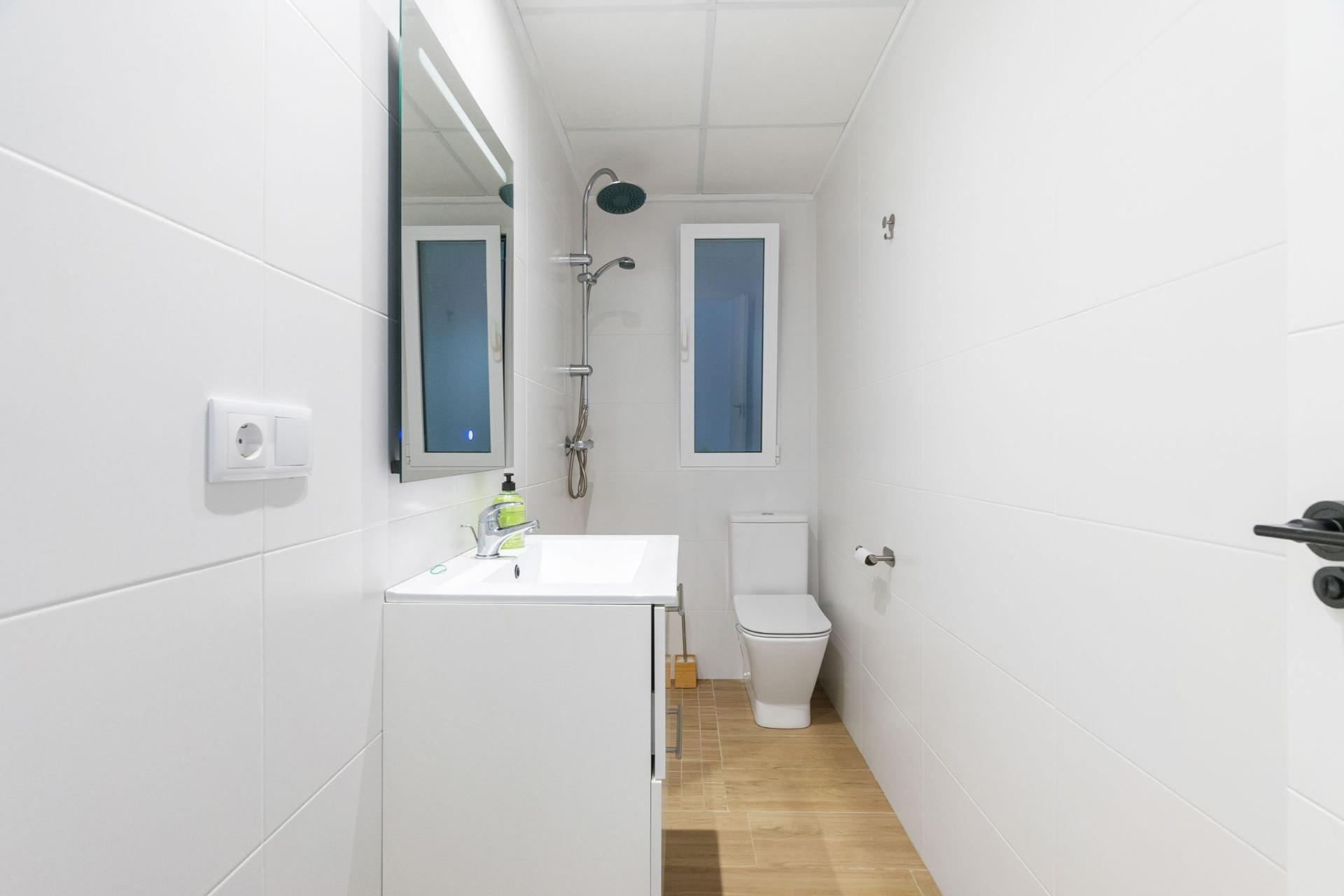 4-Bedroom Apartment in Estacion de Autobuses, Torrevieja - Image 11