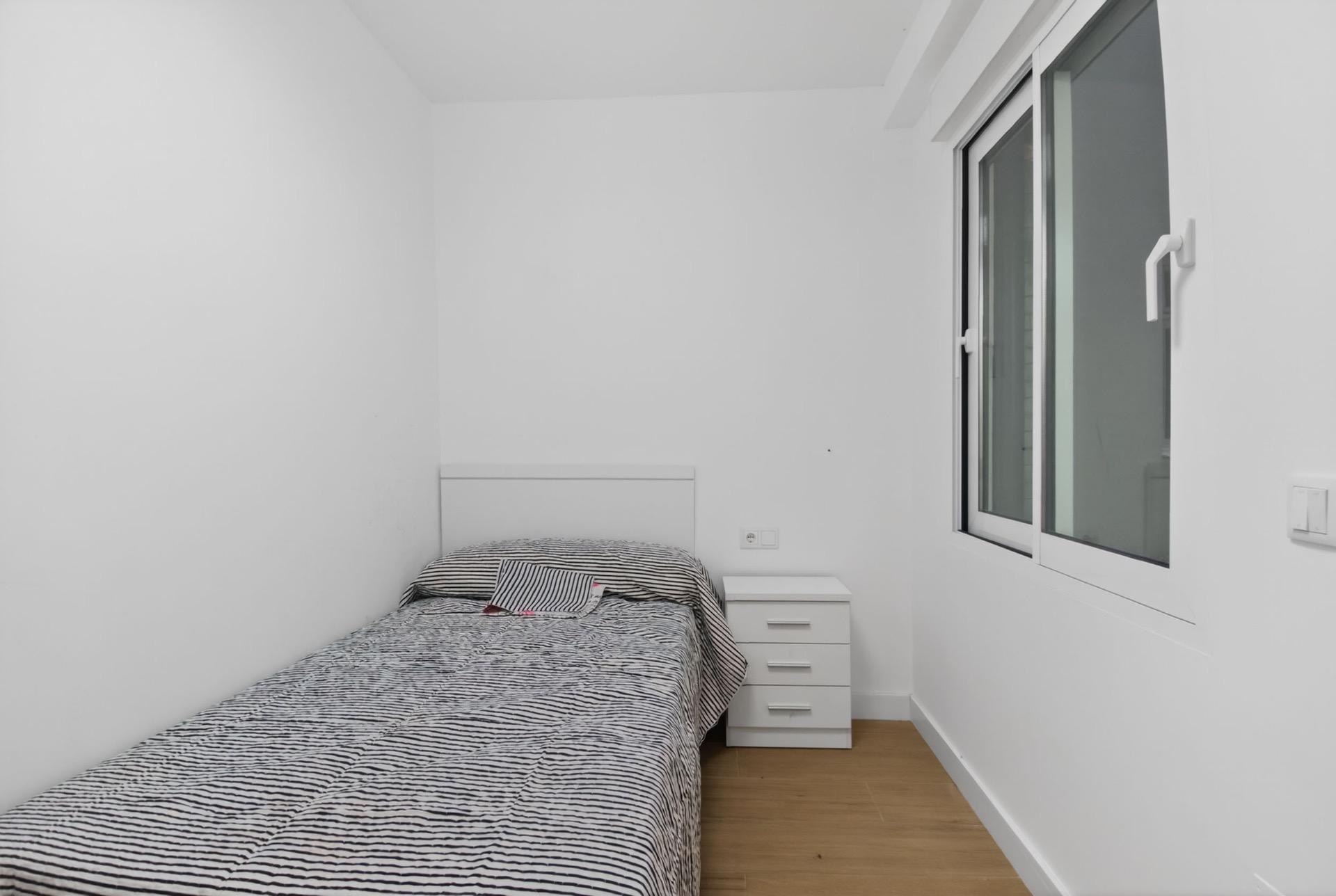 4-Bedroom Apartment in Estacion de Autobuses, Torrevieja - Image 14