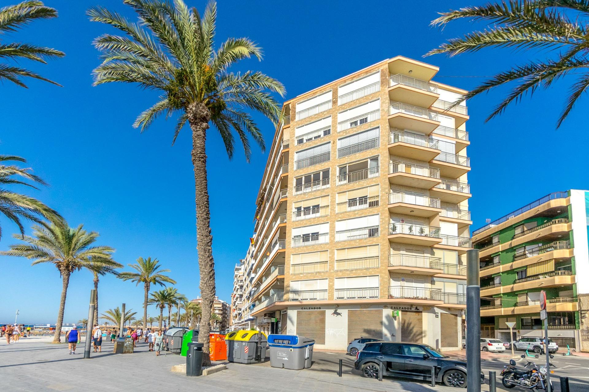 4-Bedroom Apartment in Estacion de Autobuses, Torrevieja - Image 25
