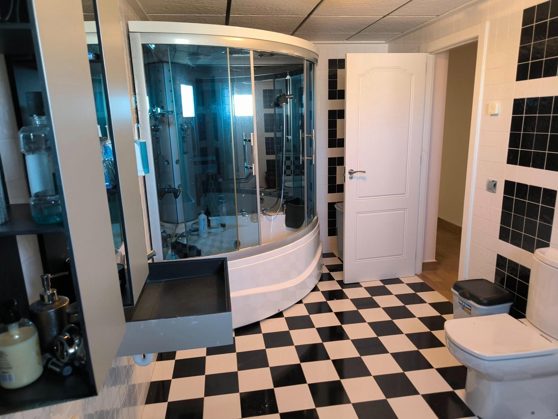 5-Bedroom Villa in Torrevieja - Image 26