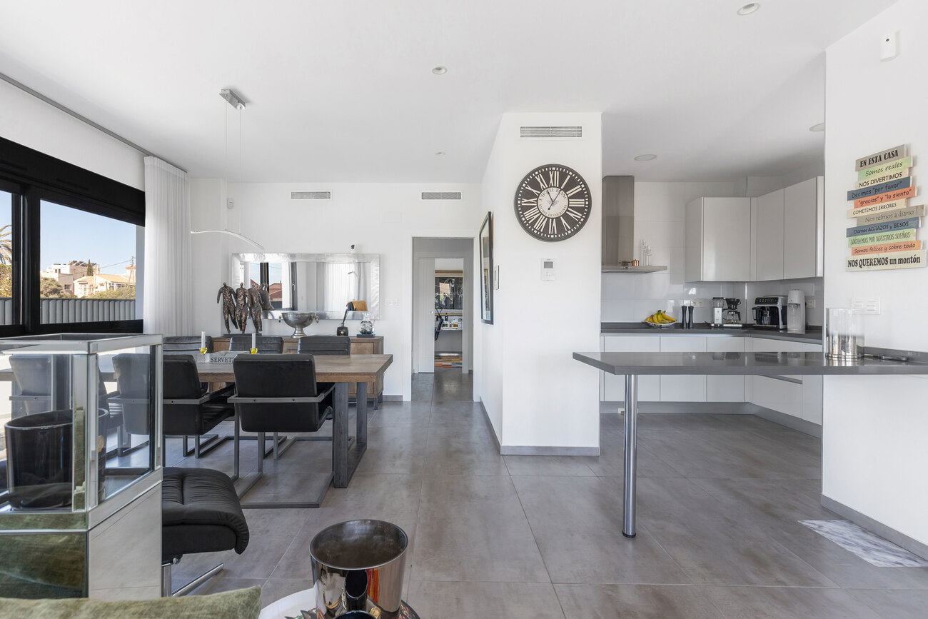 4-Bedroom Villa in Torrevieja - Image 10