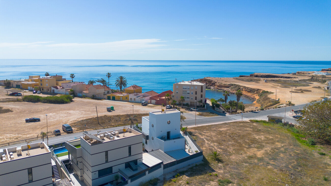 4-Bedroom Villa in Torrevieja - Image 2