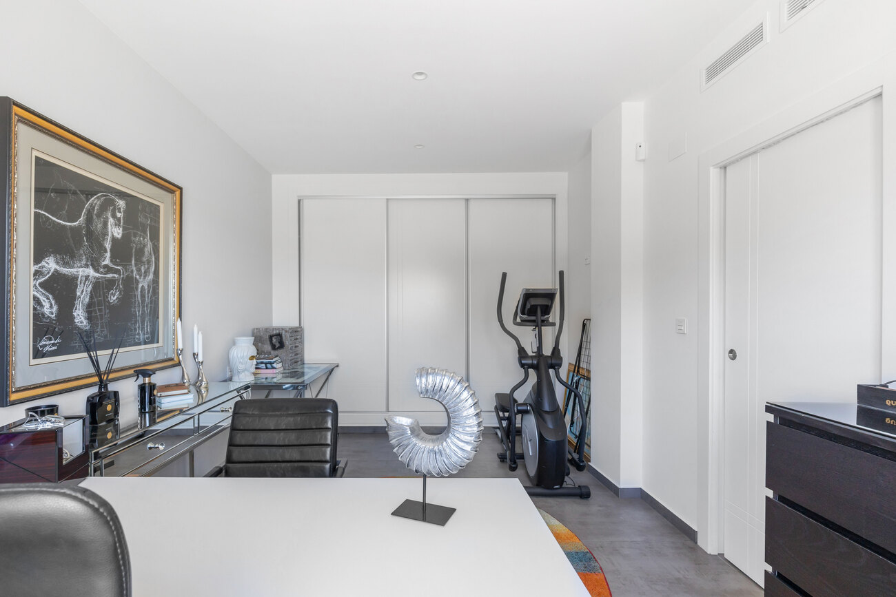 4-Bedroom Villa in Torrevieja - Image 28