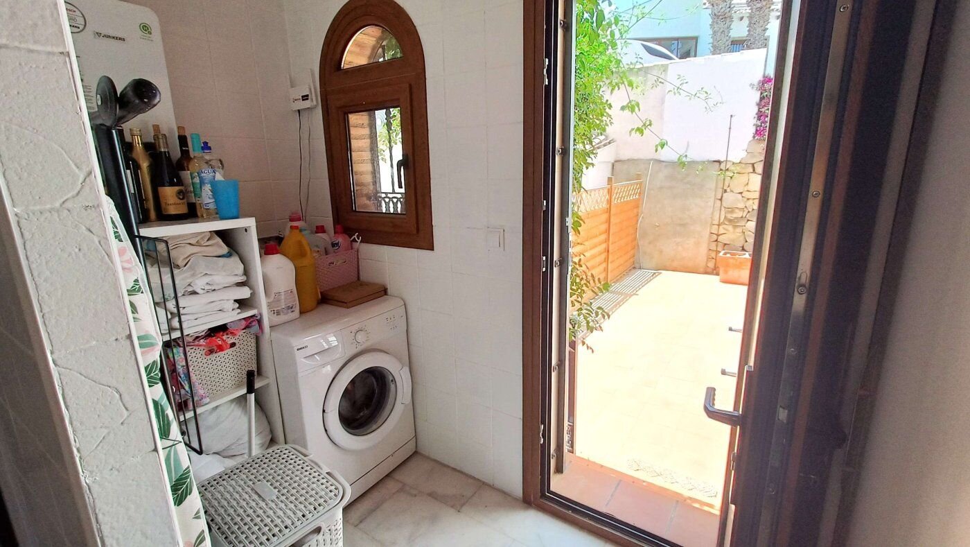 3-Bedroom Villa in Comunidad Valenciana, Algorfa - Image 11