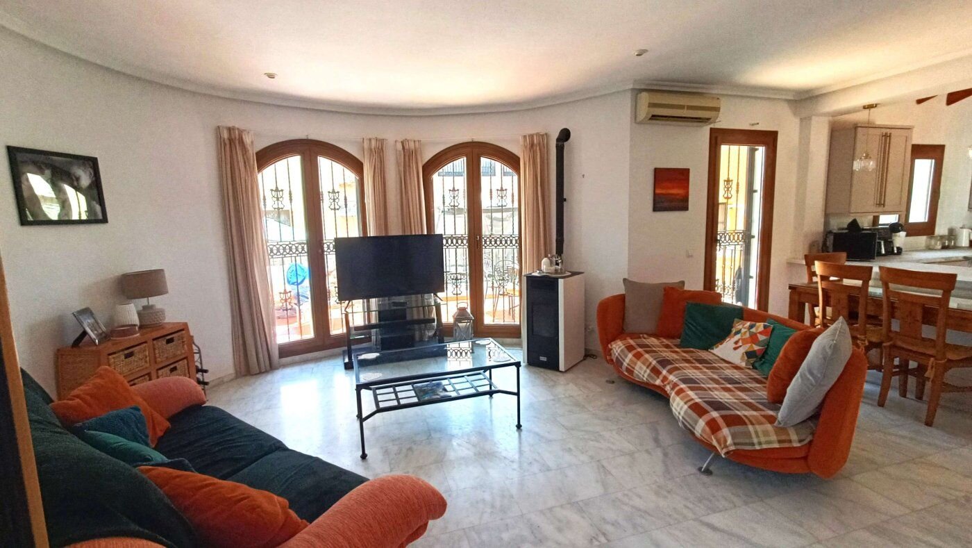 3-Bedroom Villa in Comunidad Valenciana, Algorfa - Image 4
