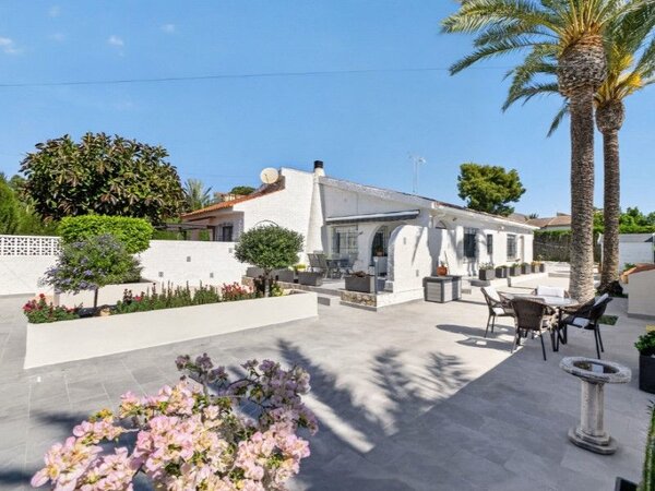 3-Bedroom Villa in Nueva Torrevieja, Torrevieja