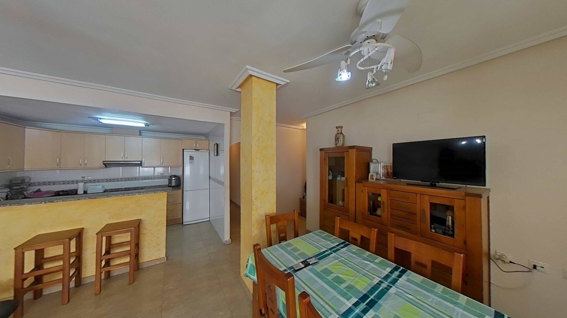 4-Bedroom Apartment in Estacion de Autobuses, Torrevieja - Image 4