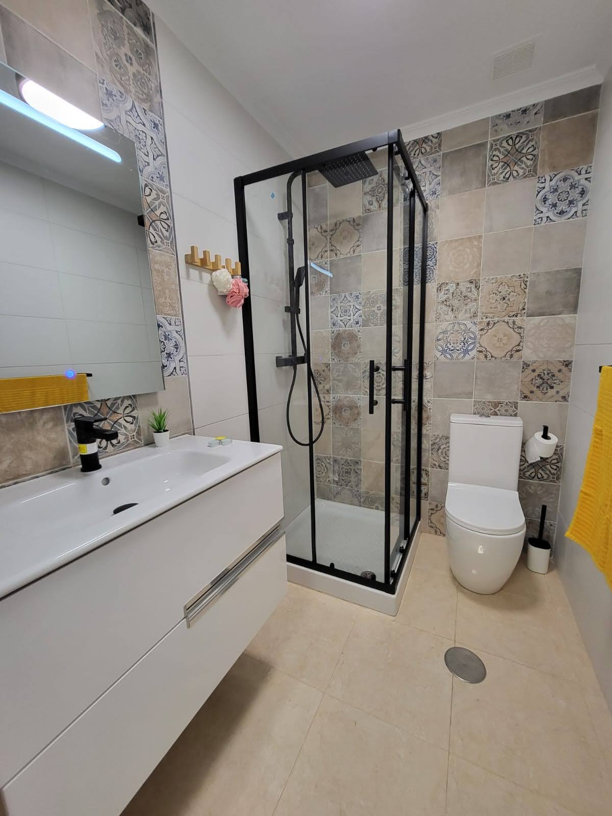 3-Bedroom House in San Miguel de Salinas - Image 11