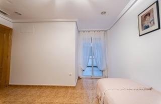 4-Bedroom Apartment in Estacion de Autobuses, Torrevieja - Image 25