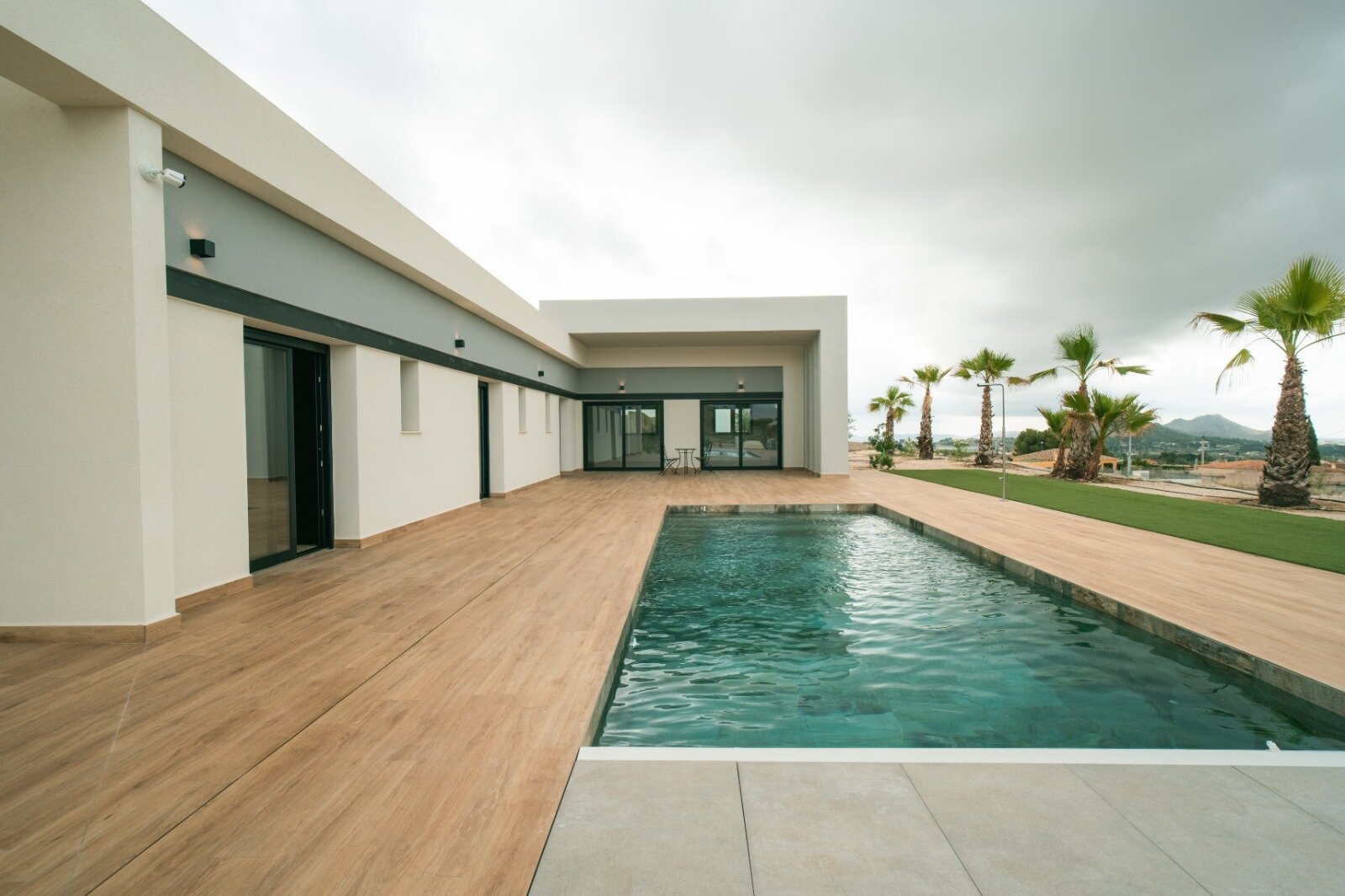 3-Bedroom Detached House in Pinoso - Image 12