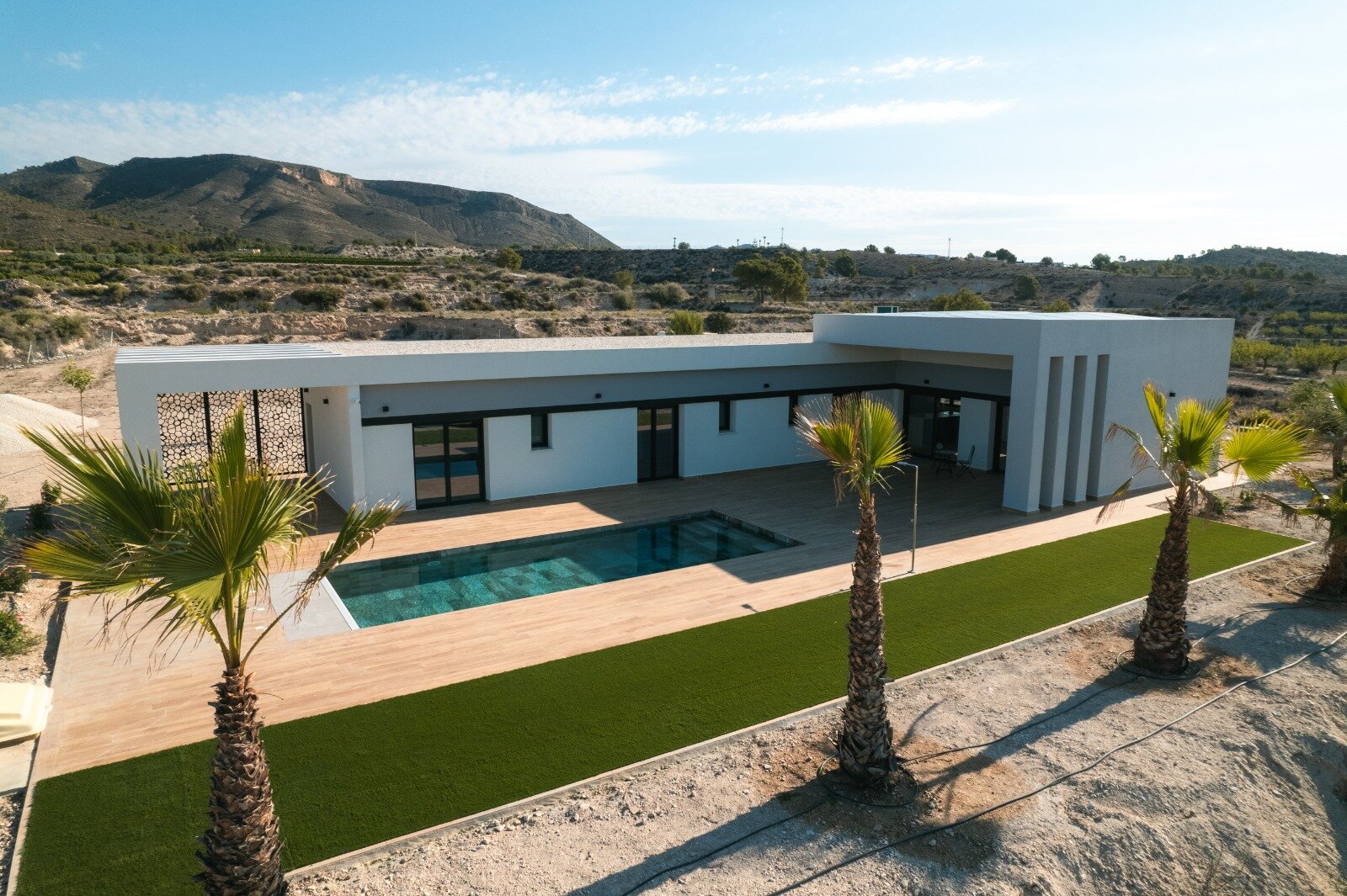 3-Bedroom Detached House in Pinoso - Image 2