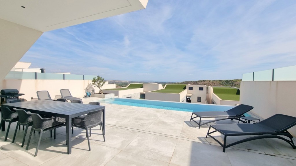4-Bedroom Villa in Rojales - Image 11