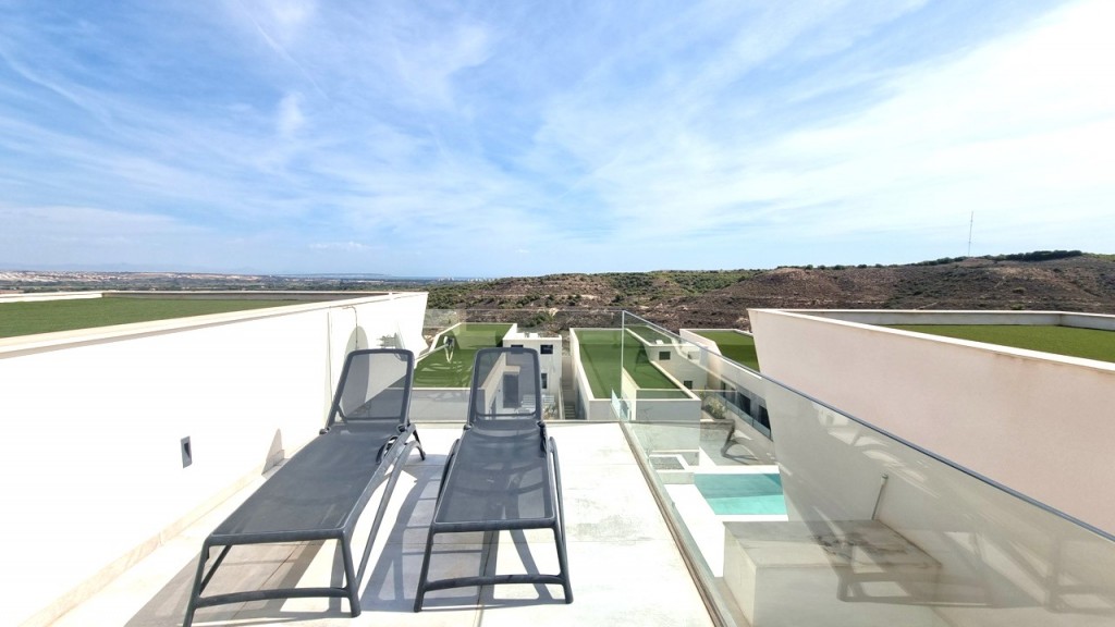 4-Bedroom Villa in Rojales - Image 13