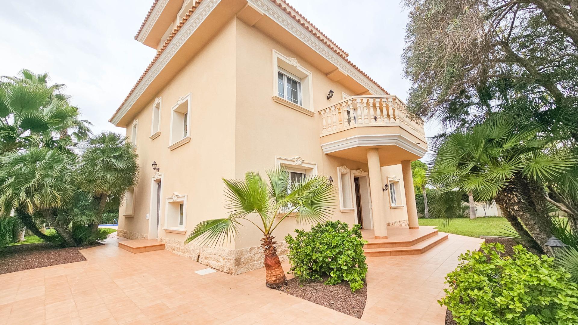 7-Bedroom Villa in Cabo Roig - Image 1