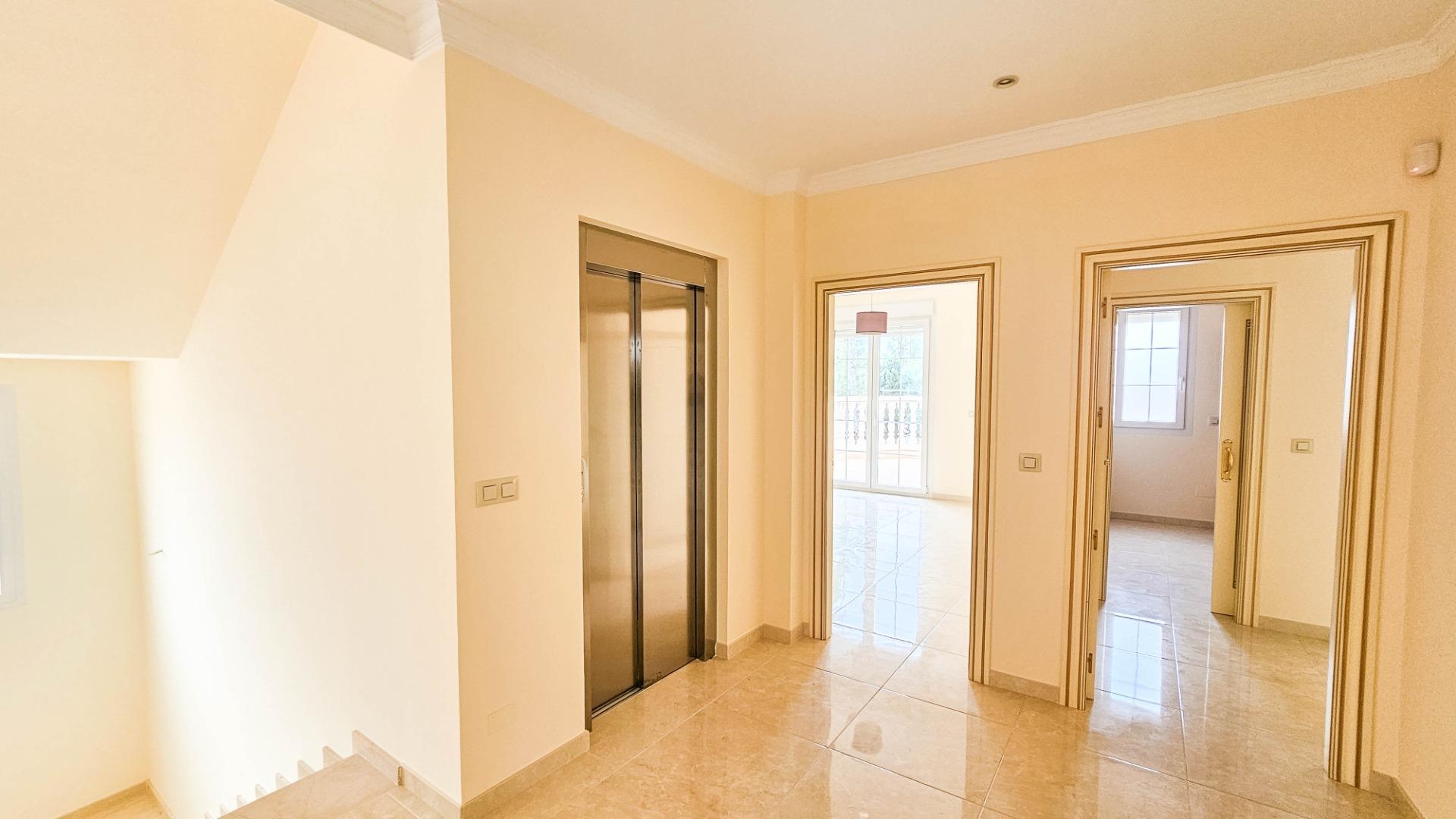 7-Bedroom Villa in Cabo Roig - Image 17