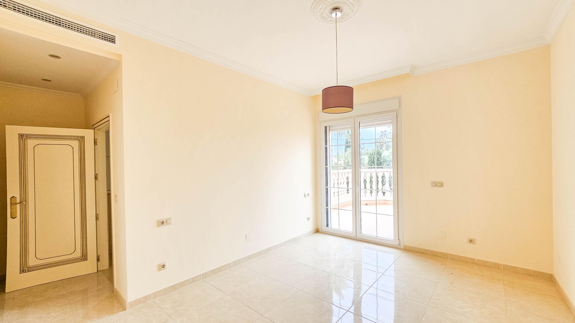 7-Bedroom Villa in Cabo Roig - Image 18