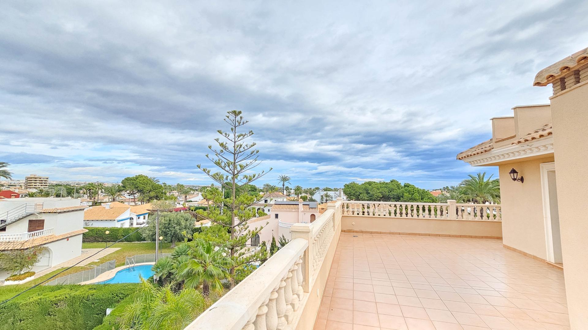 7-Bedroom Villa in Cabo Roig - Image 37
