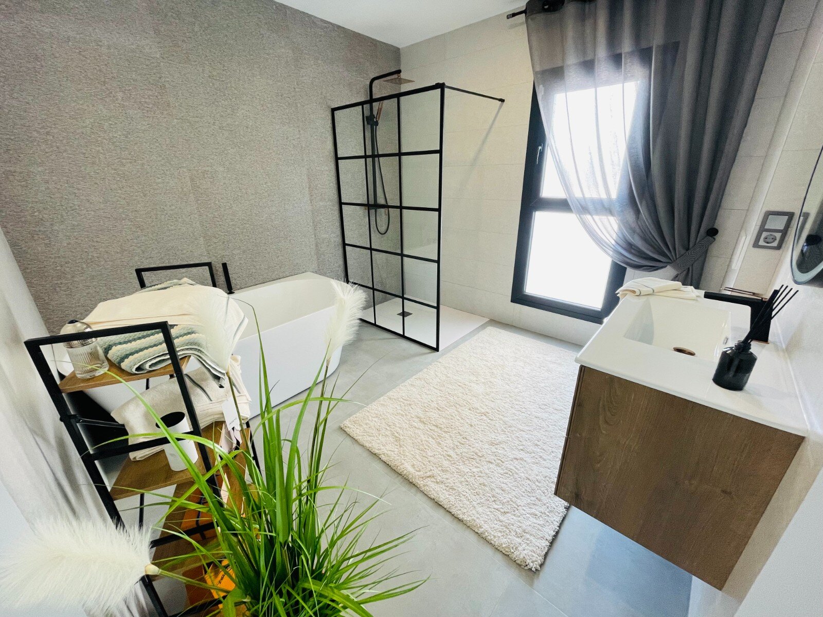 5-Bedroom Detached House in Torrevieja - Image 2