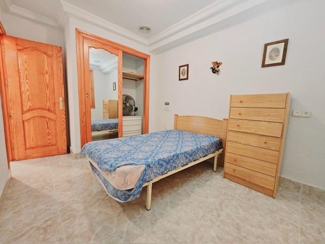 4-Bedroom Villa in Pueblo, Guardamar del Segura - Image 4