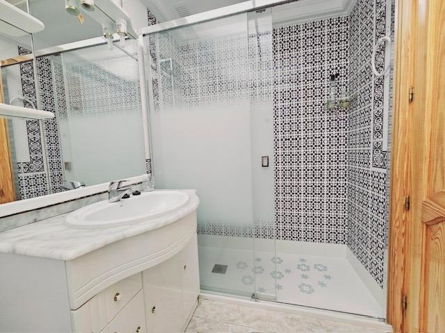 4-Bedroom Villa in Pueblo, Guardamar del Segura - Image 8